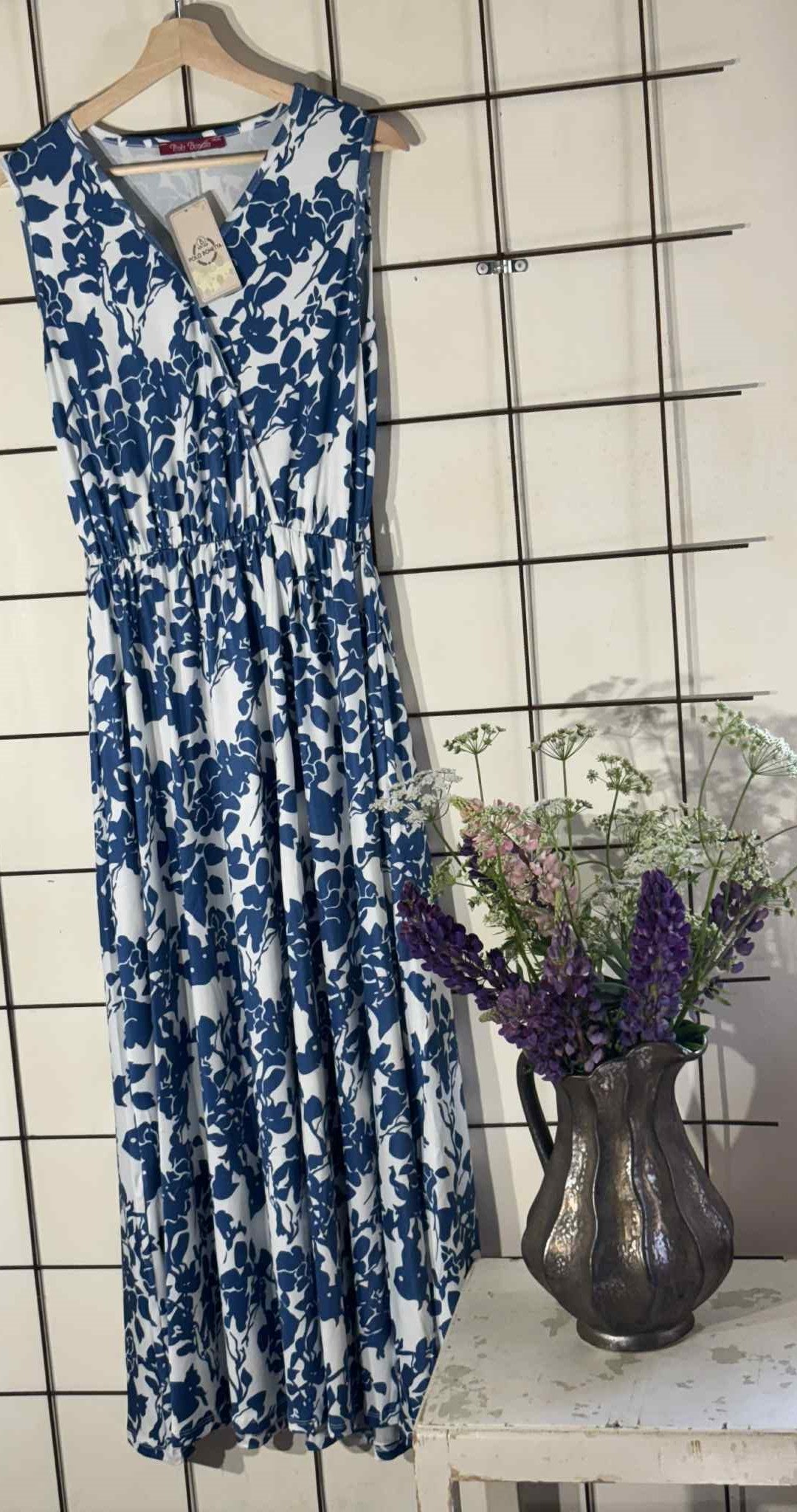 Maxikjole med blå blomsterprint – luftig elegance til ferie & efterår