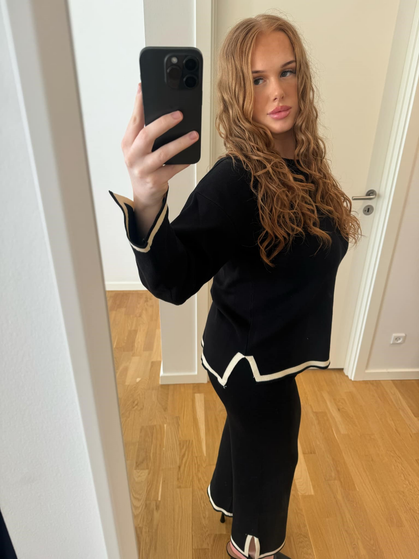 Sofistikeret todelt sæt i sort med elegante detaljer