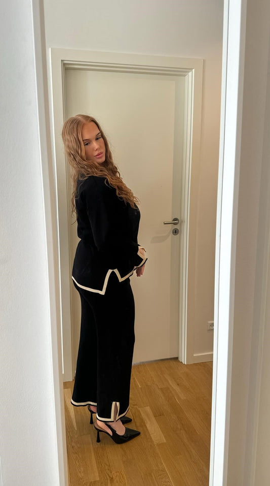 Sofistikeret todelt sæt i sort med elegante detaljer