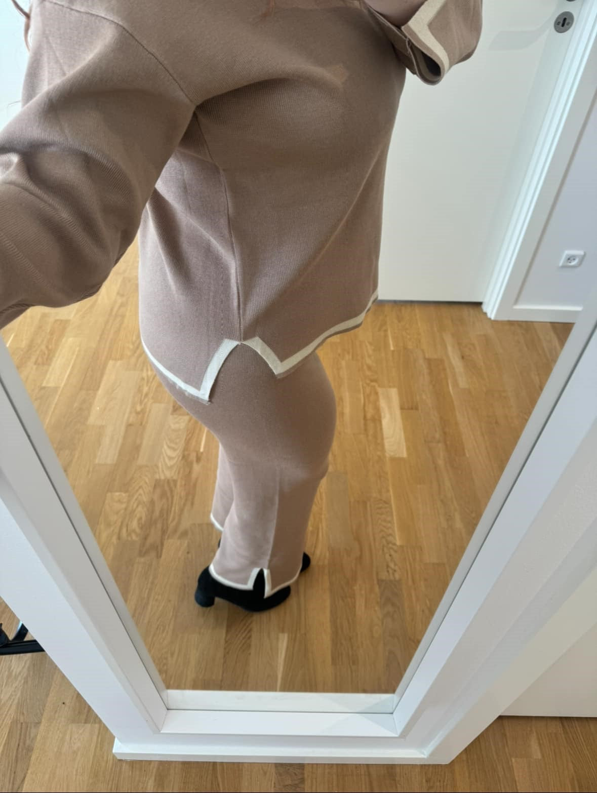 Tidløst todelt sæt i beige med elegante kontrastdetaljer