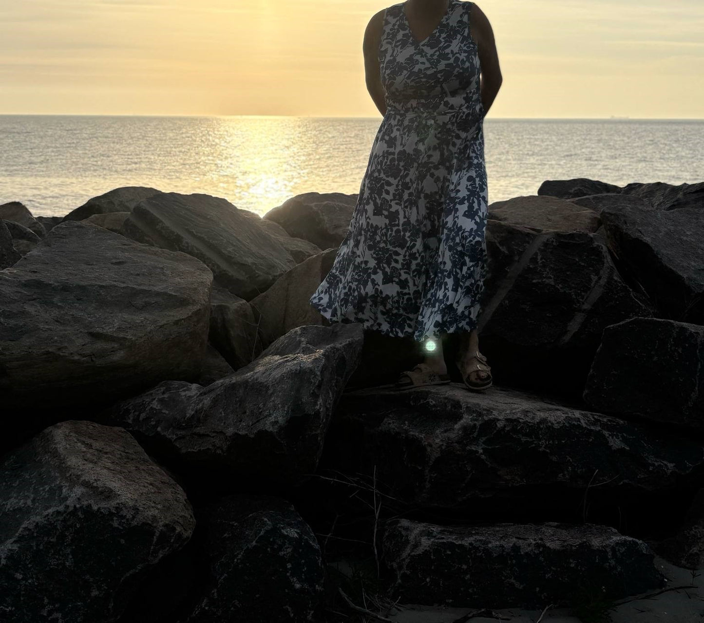 Maxikjole med blå blomsterprint – luftig elegance til ferie & efterår