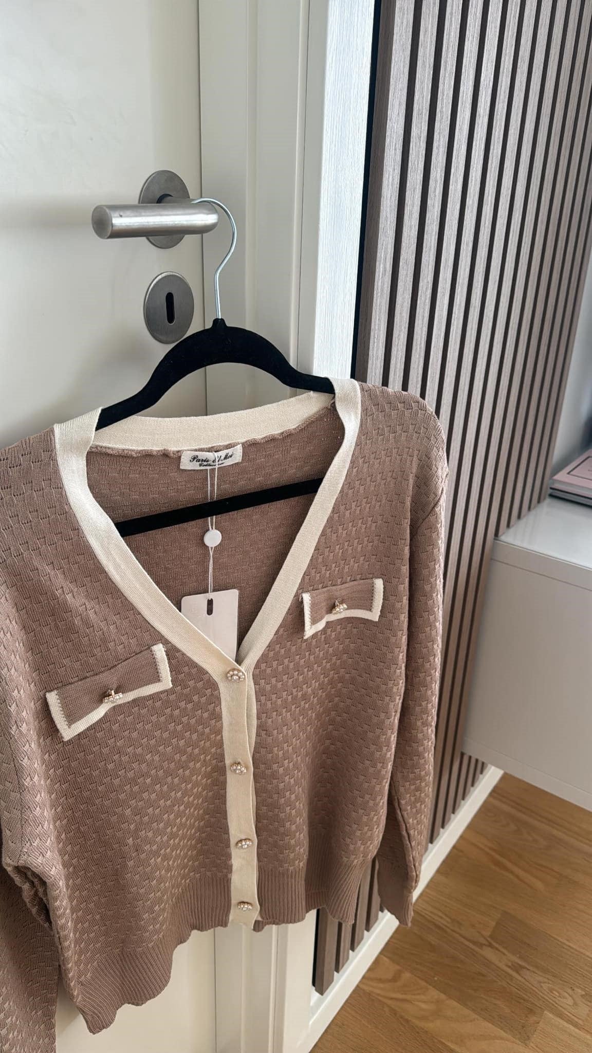 Strikket cardigan i beige med perleknapper