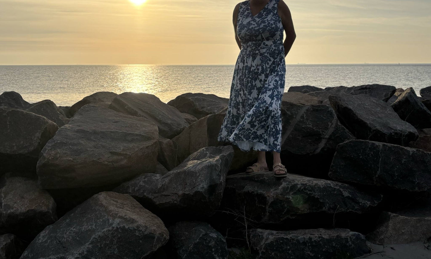 Maxikjole med blå blomsterprint – luftig elegance til ferie & efterår