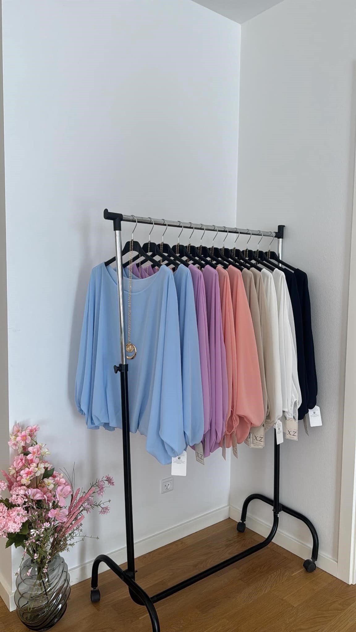 Løs chiffonbluse med balloneffekt – perfekt til efteråret, fås i flere farver