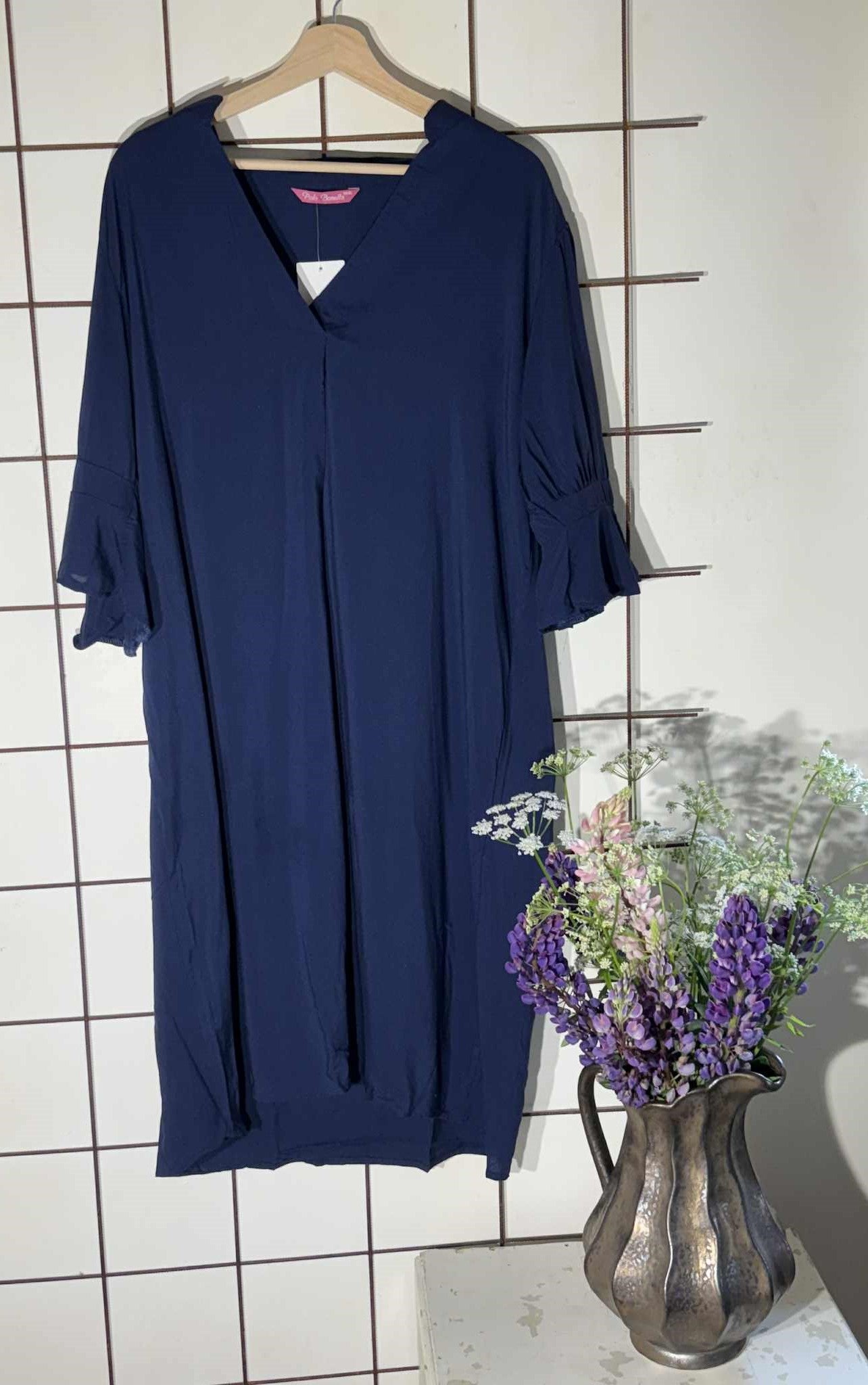 Elegant blå kjole med V-hals – stilren og feminin