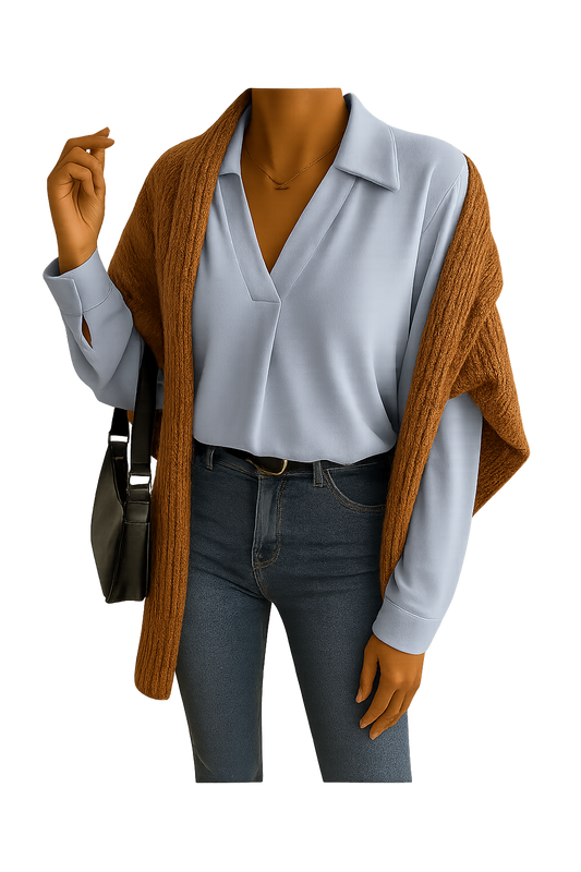 Lyseblå skjorte med V-udskæring – stilfuld komfort til efteråret