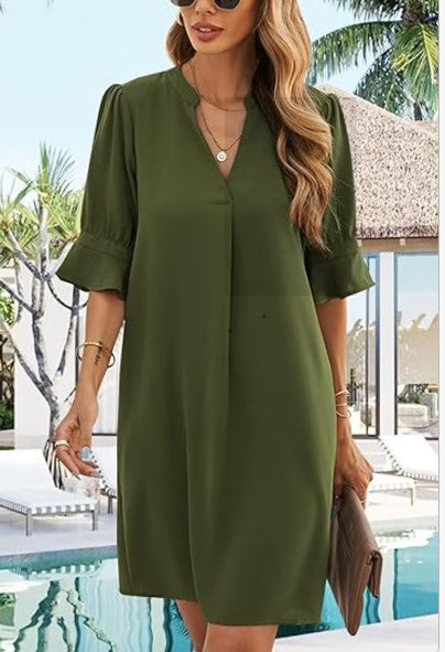 Elegant grøn kjole med V-hals – stilren og komfortabel