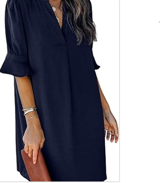 Elegant blå kjole med V-hals – stilren og feminin